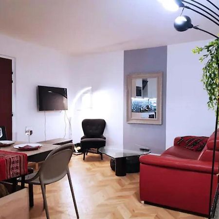 Pretty And Neat Bedroom In My Cosy Appartment. ピュトー エクステリア 写真