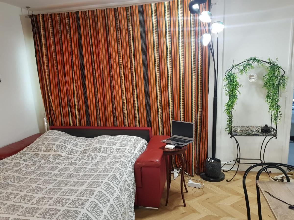 Pretty And Neat Bedroom In My Cosy Appartment. ピュトー エクステリア 写真