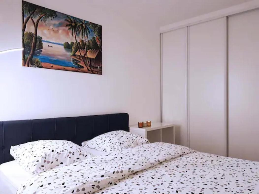 Pretty And Neat Bedroom In My Cosy Appartment. ピュトー エクステリア 写真